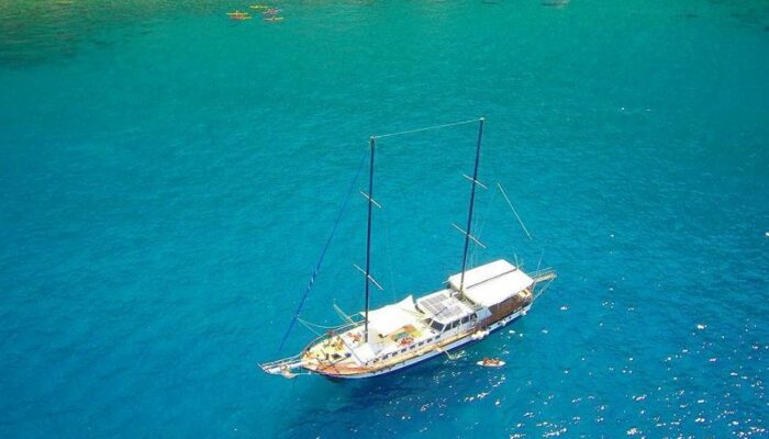 Crociera Caicco Eolie costeggia Filicudi