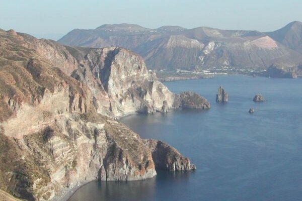 Crociera Caicco Eolie presso isola Salina