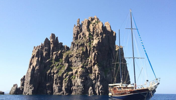 Caicco Eolie costeggia Strombolicchio